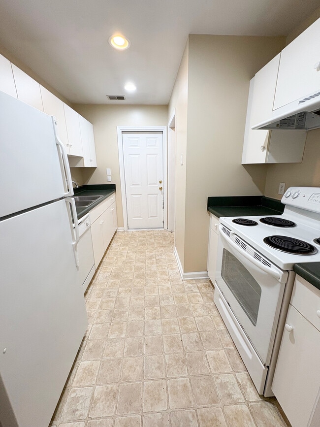 Building Photo - 1324 Deerwood St