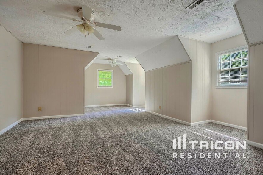 Building Photo - 305 Woodsong Dr