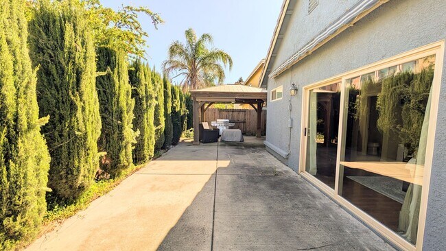 Building Photo - Beautiful Executive Rental in West Sacramento!