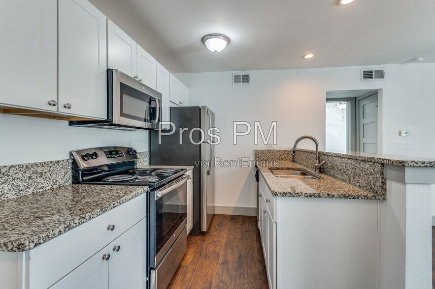 Building Photo - 4633 Fairmount St
