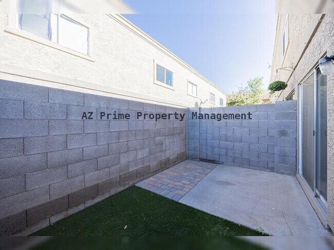 Building Photo - 1055 W 5th St