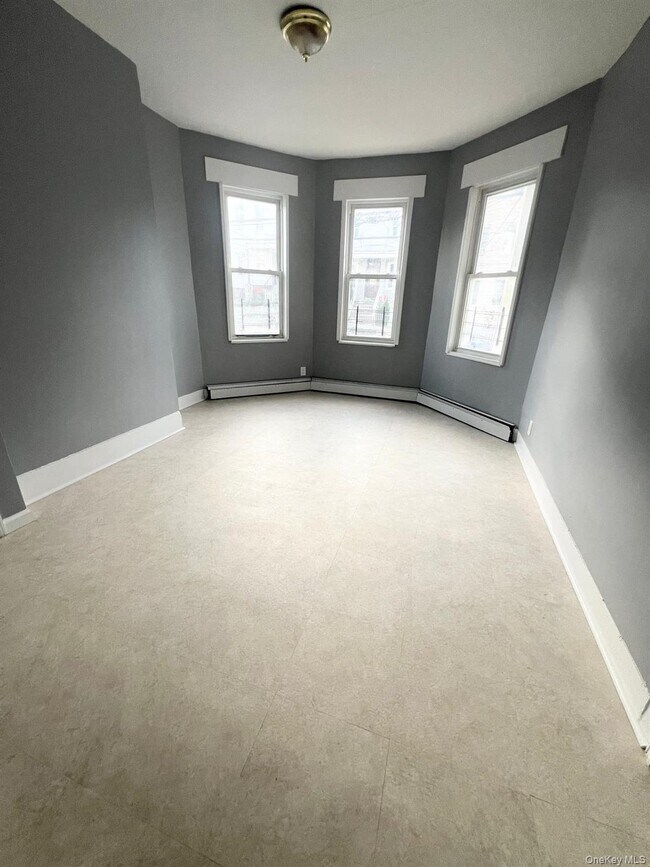 Building Photo - 12 Riverview Pl