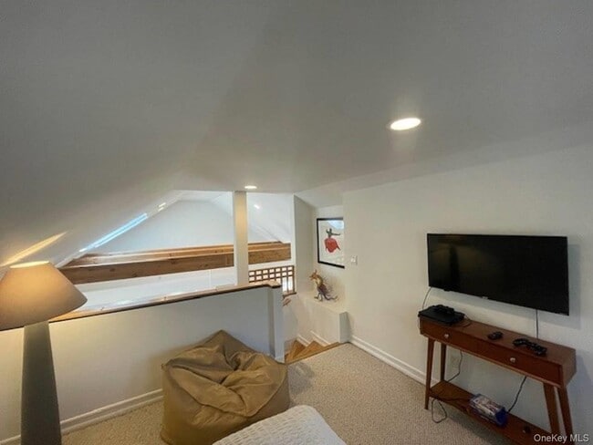 Building Photo - 35 Maple St