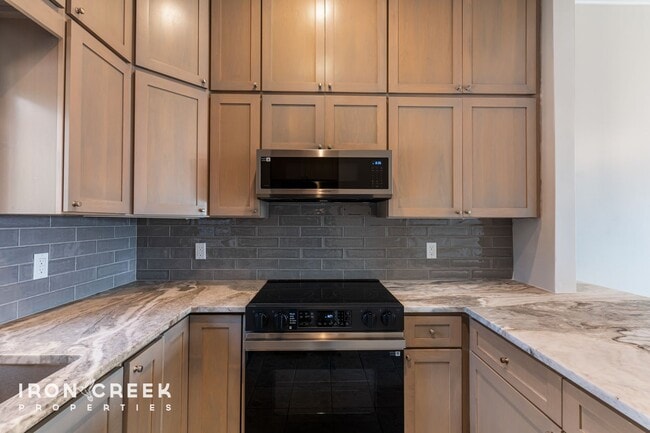 Building Photo - Two-bedroom Condo with Mountain Views near...