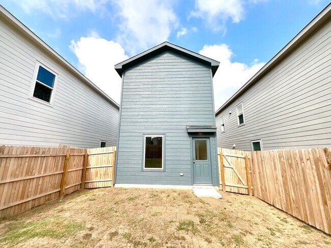 Building Photo - **APPLICATION RECEIVED** Modern 3-Bed, 2.5-Bath Home with Included Internet & Fenced Backyard in ...