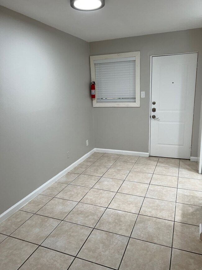 Building Photo - Available NOW  - 2 story 2 Bed 1 Bath - 2 ...