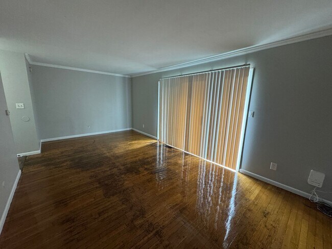 Building Photo - 6563 E 46th St