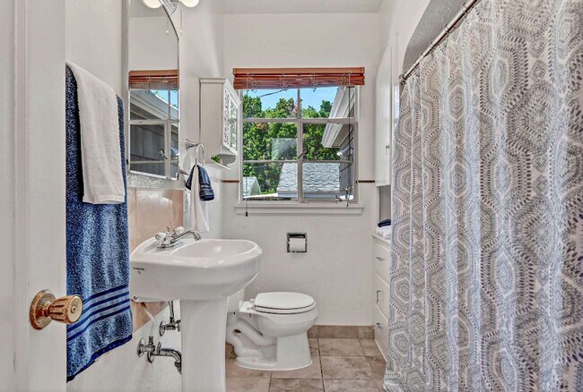 Building Photo - 1 Bedroom, 1 Shared Bath, Common Area Shar...