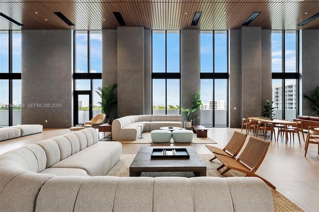 Building Photo - 2800 SW 27th Terrace