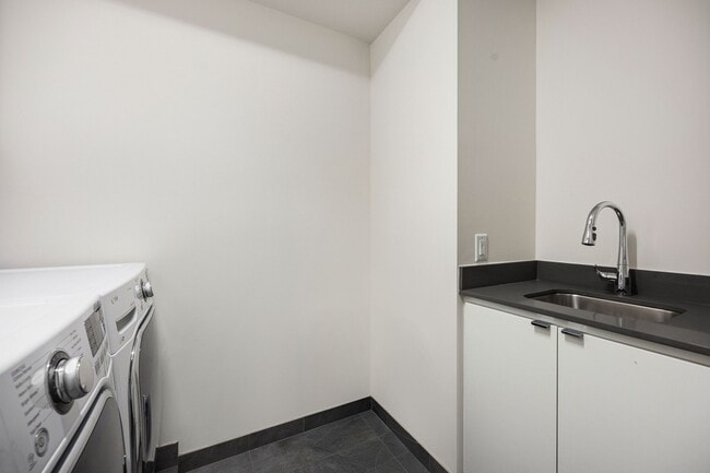 Building Photo - 306 W Pierce St