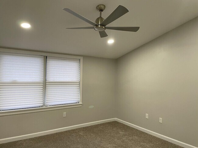 Building Photo - 33 Deer St