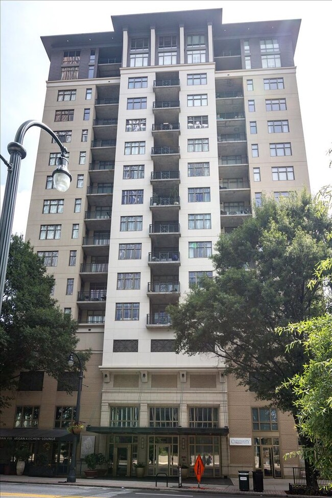 Building Photo - 1/1 Condo w/ Bonus Room in the Heart of Mi...