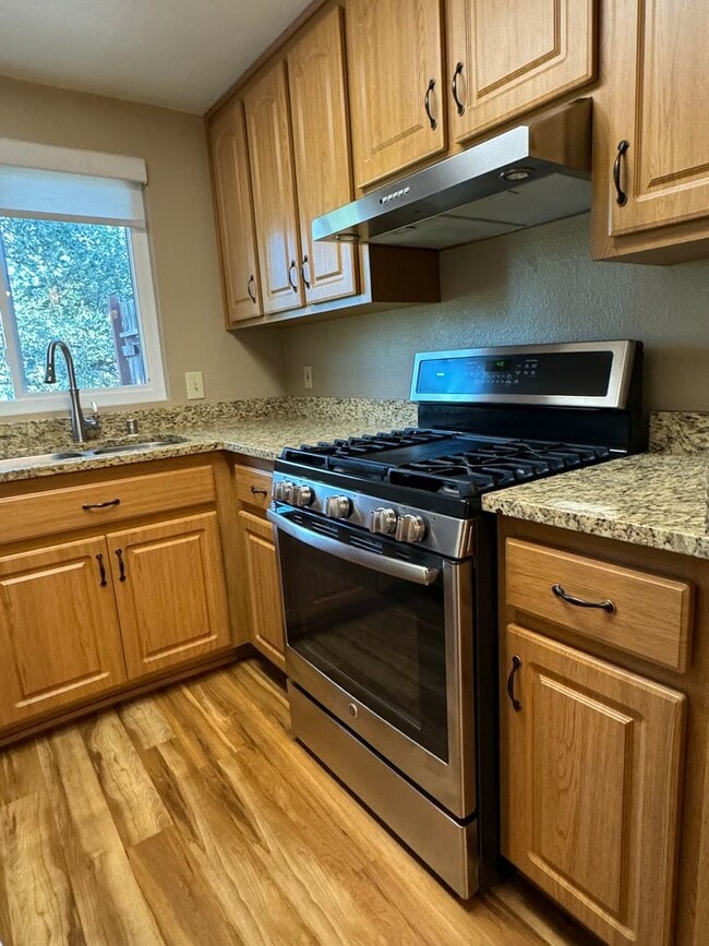 Building Photo - Nicely updated condo in Cirby Woods III
