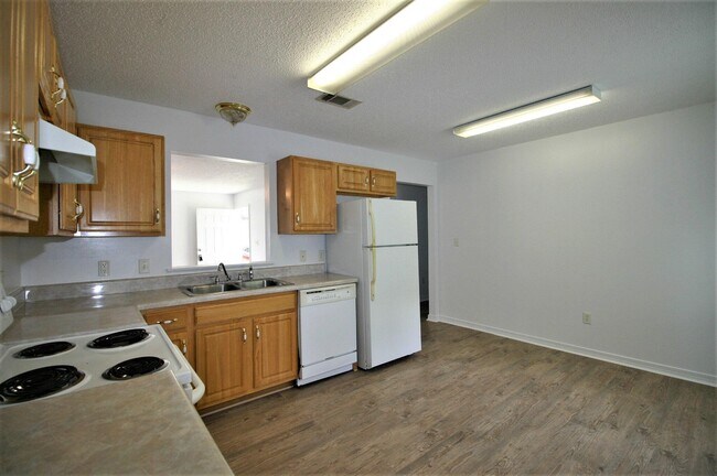Building Photo - 552 Brock Ave