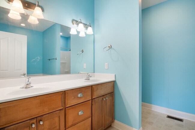 Building Photo - 3 bed/2 1/2 Bath. Pet Friendly, Pool,