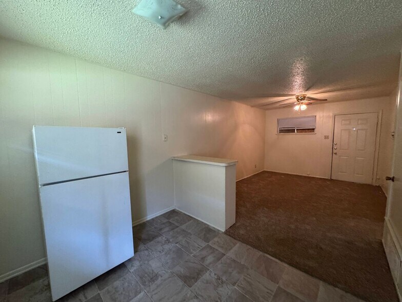 Building Photo - 808 Safady Ave