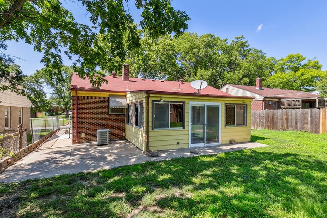 Building Photo - 3707 E Funston St