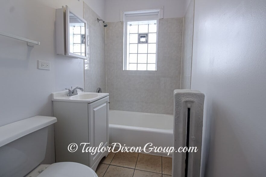 Building Photo - 4033 W Gladys Ave