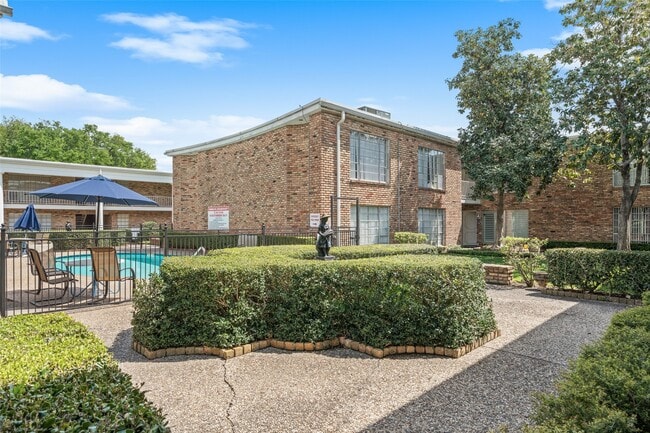 Building Photo - 2101 Fountain View Dr