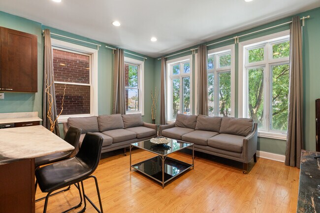 Building Photo - 2337 W Maypole Ave