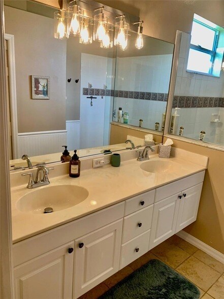 Building Photo - 2775 Royal Palm Dr
