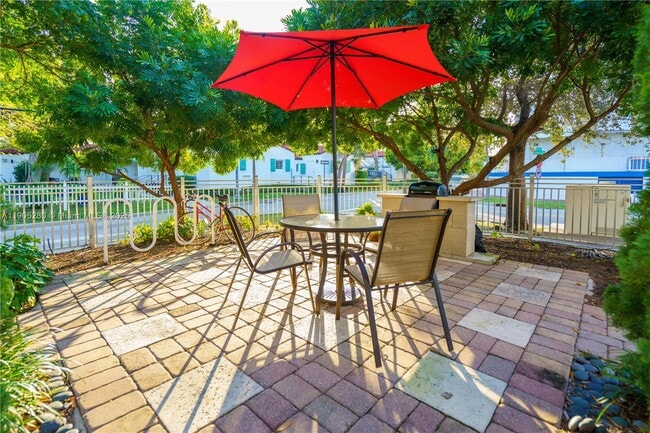 Building Photo - 2425 Flamingo Pl