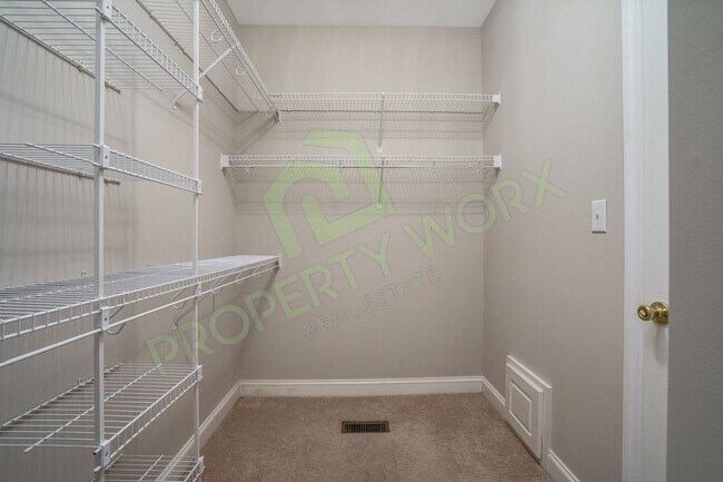 Building Photo - Executive Style Rental in Red Oak