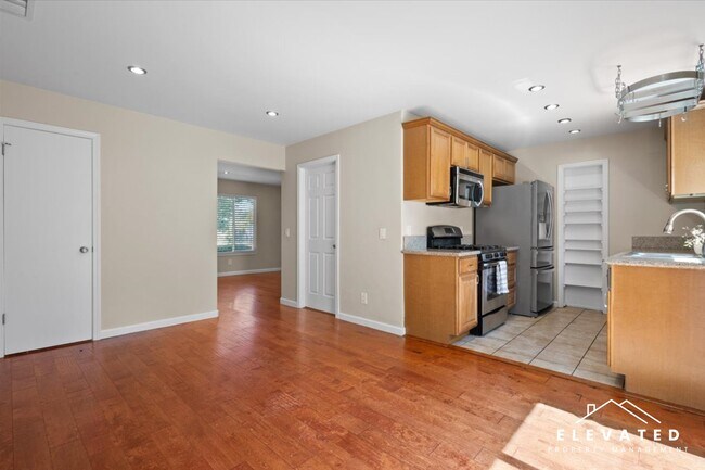 Building Photo - 303 Algiers Ct