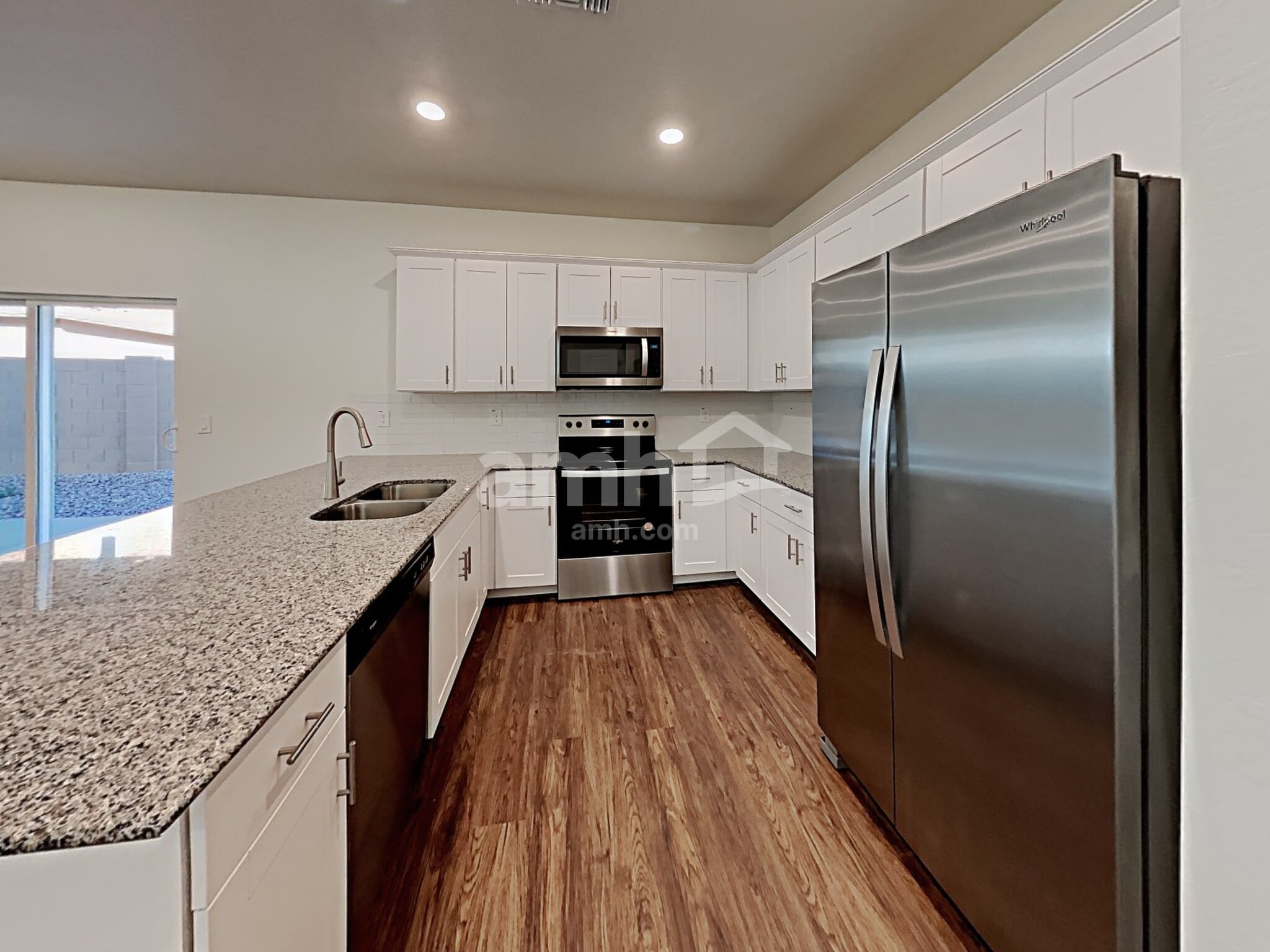 Building Photo - 638 W Harbor Dr