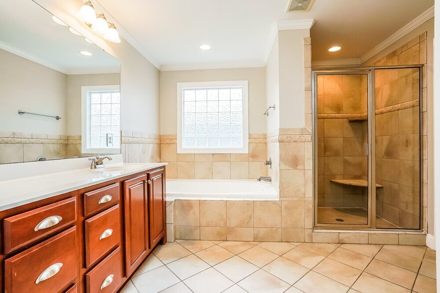 Building Photo - 221 Worthington Ct