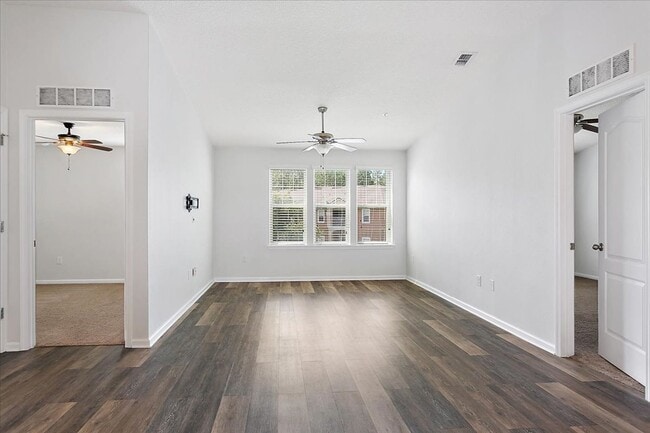 Building Photo - Condo in Greenstone at Aberdeen!