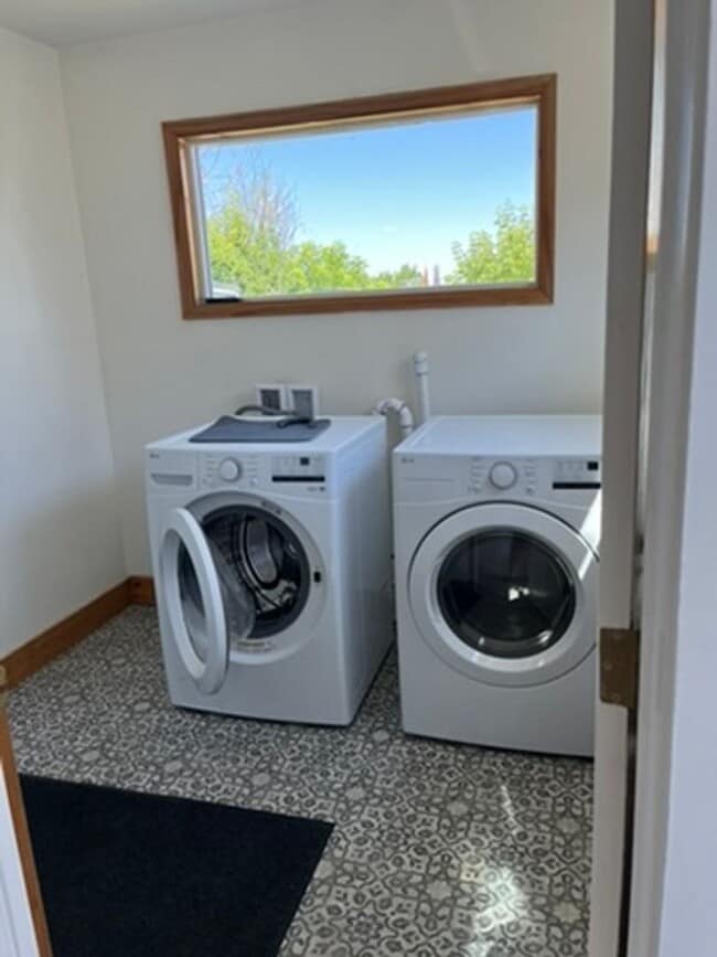 Building Photo - 3 Bed 1 Bath Single Family Home Close to H...