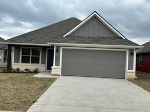 Building Photo - Navasota - NEW BUILD -3 bedrooms / 2 bath / 2 car garage with fenced in yard.