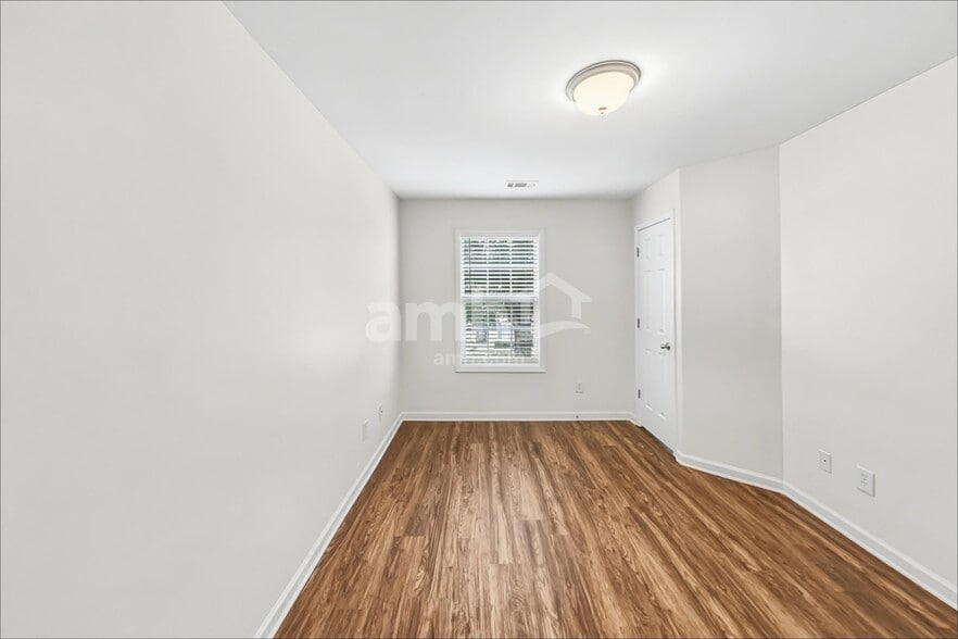 Building Photo - 131 Village Dr