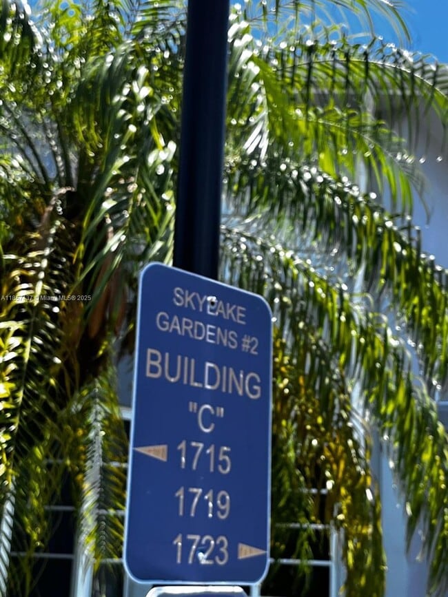 Building Photo - 1723 NE Miami Gardens Dr