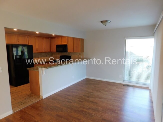 Building Photo - Wonderful Sierra Oaks 3bd/2ba Duplex with 2 Car Garage