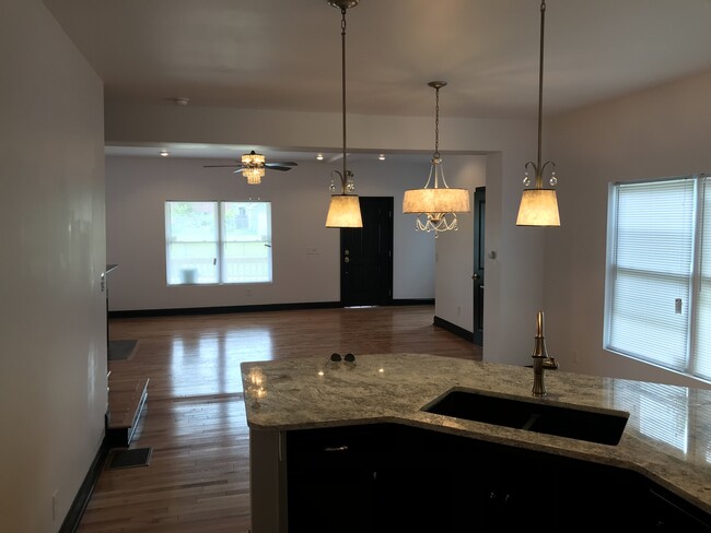 Building Photo - Beautifully renovated home in King-Lincoln