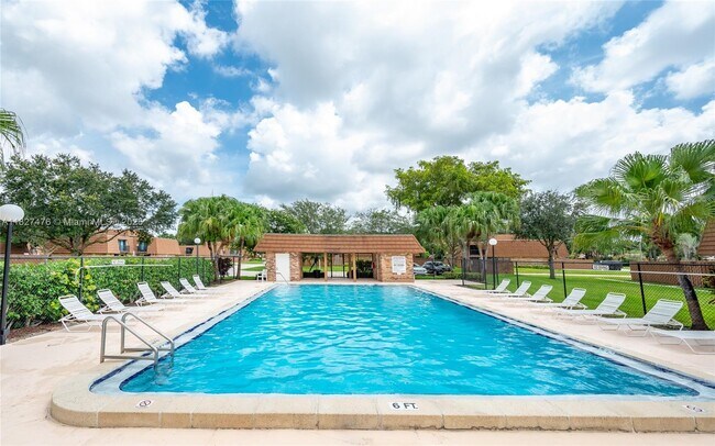 Building Photo - 2536 Camelot Ct