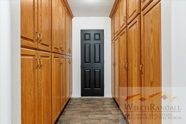 Building Photo - Spacious Single Family Home With Attached ...