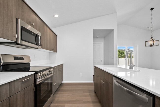 Building Photo - $200.00 Move in Special for September / Oc...
