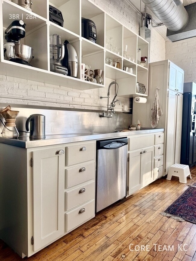 Building Photo - 1800 Central St