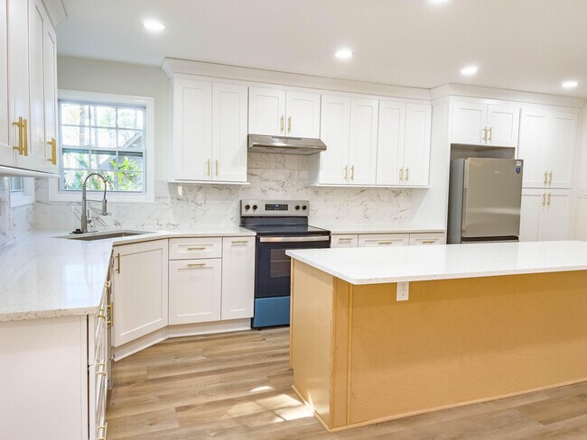 Building Photo - 4196 Hedgerow Ln