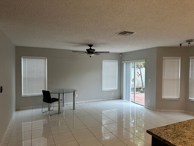 Building Photo - Single Family house in Silver Lakes - Pemb...