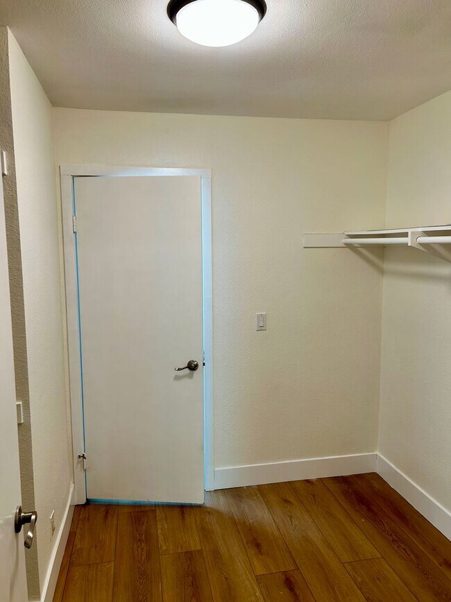 Building Photo - Beautiful finishes, MUST SEE! Renovated 1 bedroom condo in La Jolla Park Villas! Includes 1 COVER...