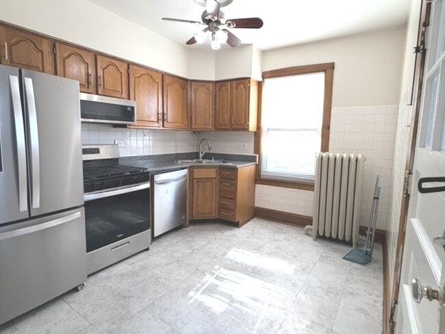 Building Photo - 5112 W Sunnyside Ave