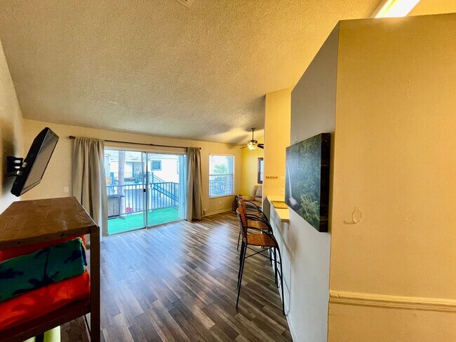 Building Photo - Charming 2 Bed, 2 Bath Condo in Gated Dock...