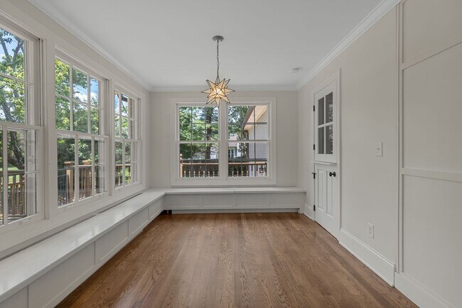 Building Photo - AVAILABLE NOW-- 4-Bed/5-Bath in the heart ...