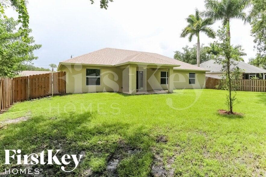 Building Photo - 980 SW Del Rio Blvd