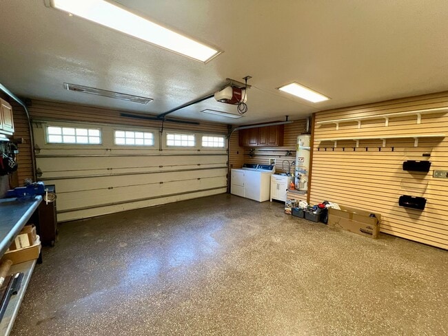 Building Photo - Well maintained single story on over half an acre lot!