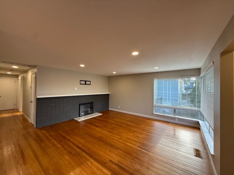 Building Photo - 20930 2nd Ave S